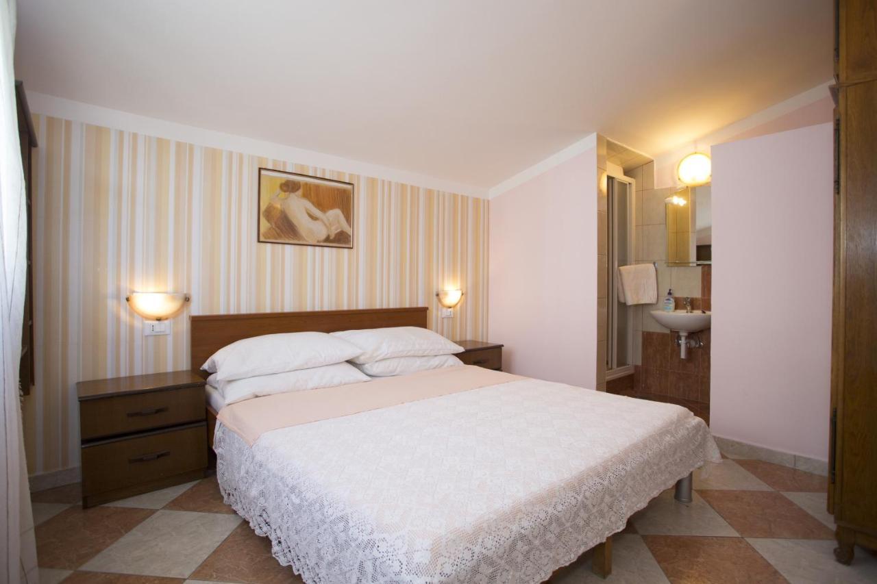 Apartments By The Sea Mavarstica, Ciovo - 12696 โตรกีร์ ภายนอก รูปภาพ