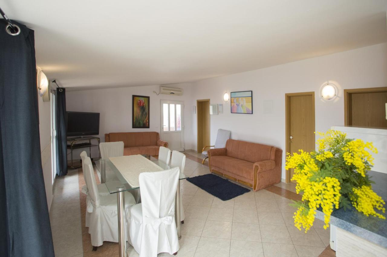 Apartments By The Sea Mavarstica, Ciovo - 12696 โตรกีร์ ภายนอก รูปภาพ